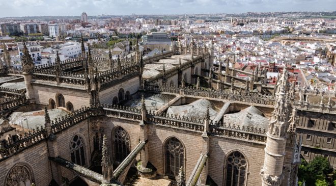 Widok z Katedry Katedra Najświętszej Marii Panny oraz La Giralda