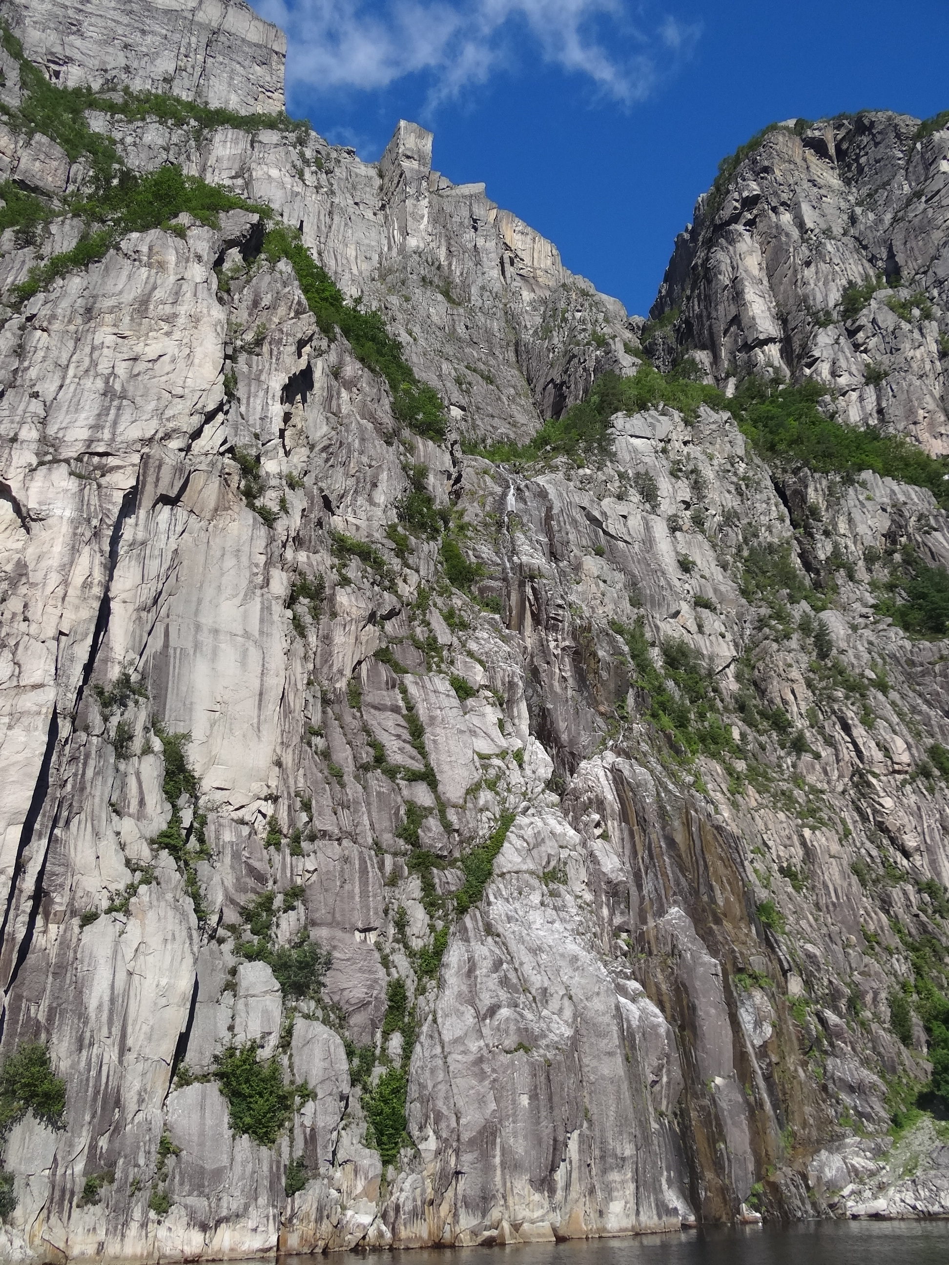preikestolen widziany z dolu atrakcje norwegia